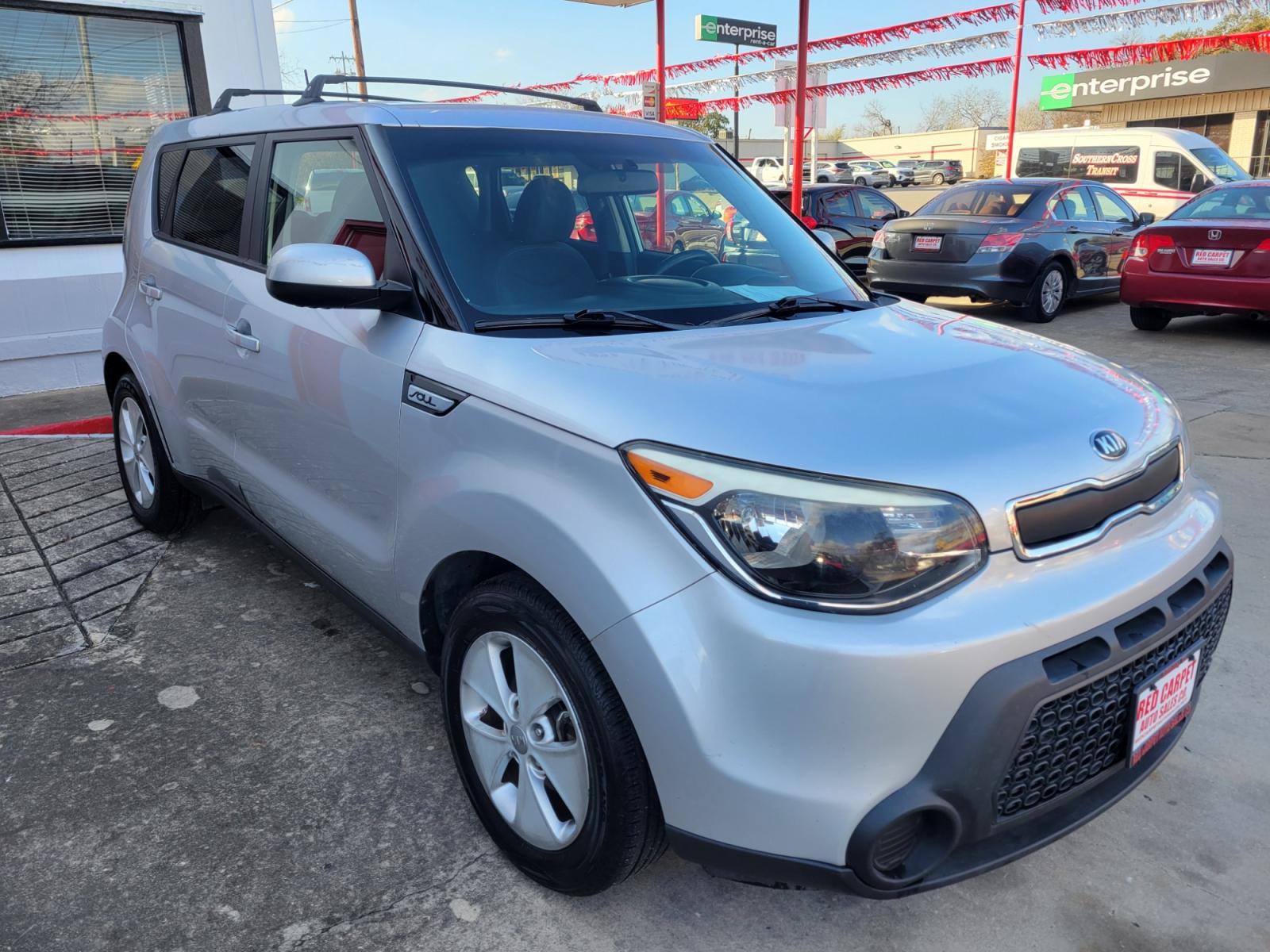 2015 SILVER Kia Soul Base (KNDJN2A25F7) with an 1.6L L4 DOHC 16V engine, Automatic transmission, located at 503 West Court, Seguin, TX, 78155, (830) 379-3373, 29.568621, -97.969803 - 2015 Kia Soul Base with a 1.6L L4 DOHC 16V, Automatic, Tilt, Cruise, AM/FM/AUX Stereo, Power Windows, Locks and Side Mirrors, Bluetooth, Tinted Windows, Luggage Rack, Alloy Wheels, Rear Wiper, Rear Defroster and more!! - Photo #1